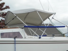 Middle sailing position with support poles in the forward jaw slides